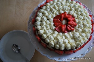 tårta med jordgubbar o vit chokladgrädde