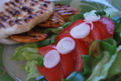 Grillade pitabröd med kycklingstrimlor o sallad