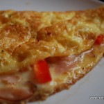 Omelett med skinka, paprika och mozzarella