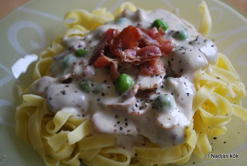 Tagliatelle med bacon, vitlök, ost