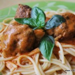 Italienska köttbullar i mild tomatsås med basilika