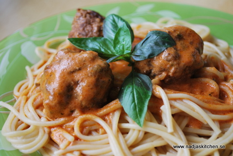 Italienska köttbullar i mild tomatsås med basilika