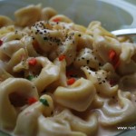 Tortellini med chili, vitlök och basilika