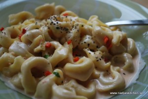 Tortellini med chili, vitlök och basilika