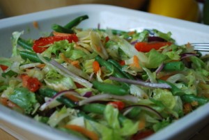 Sallad med kronärtkocka, grillad paprika och haricots verts