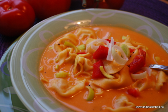 Tomatsoppa med ost och tortellini-propoints-viktväktarna-vvtillsammans-nadjaskitchen.se