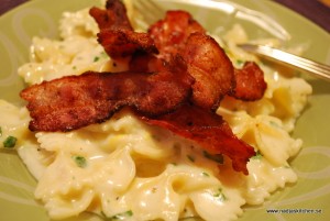 Citron- och vitlöksdoftande pasta med knaperstekt bacon