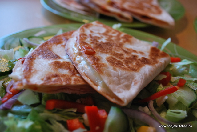 Quesadillas med ost, skinka och salsa