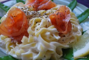 Krämig tagliatelle med rökt lax och citron