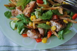 Sallad med rosmarinkyckling och röd pesto pasta