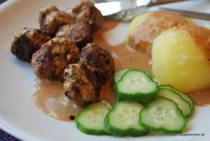 Hemmagjorda köttbullar med gräddsås