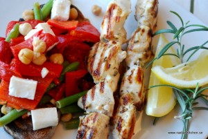 Kycklingsouvlaki med grillad paprikasallad