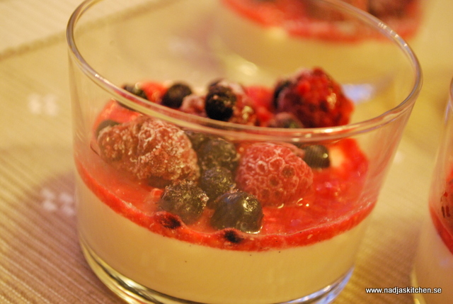 Vaniljpannacotta med hallon och blåbär - propoints - viktväktarna - nadjaskitchen.se - efterrätt - pannacotta - dessert